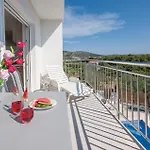 Six-bedroom In Tatil Evi