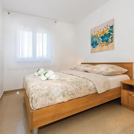 Six-Bedroom Holiday Home In Rogoznica * Rogoznica (Sibenik-Knin)