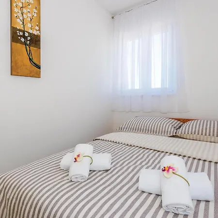 Stunning Home In Rogoznica With Kitchen *