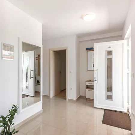 펜션 Six-bedroom In