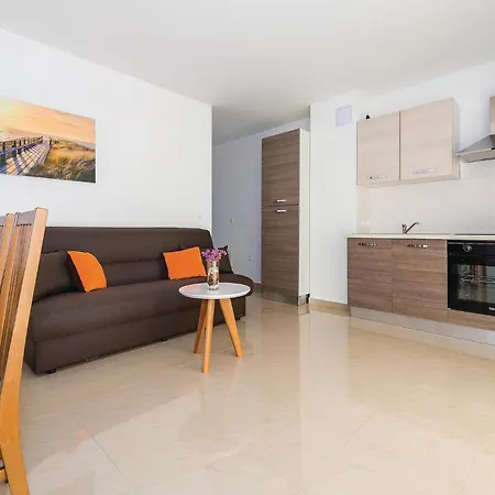 Six-bedroom In 로고즈니차