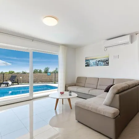 펜션 Six-bedroom In