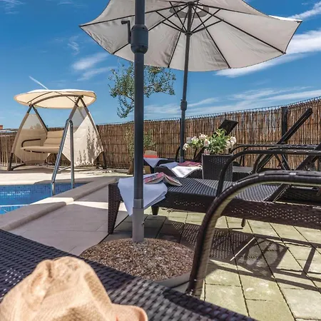 Six-bedroom In 펜션 *