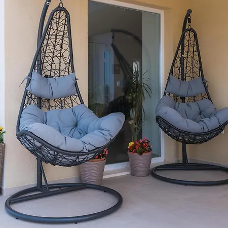 펜션 Six-bedroom In 로고즈니차