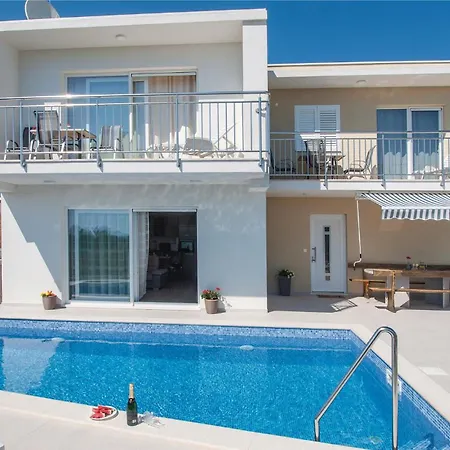 Six-Bedroom Holiday Home In Rogoznica * Rogoznica (Sibenik-Knin)