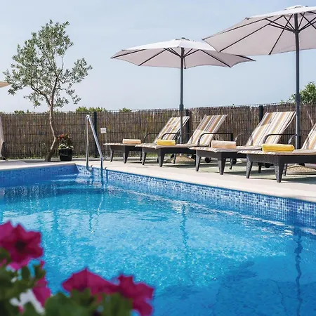 펜션 Six-bedroom In