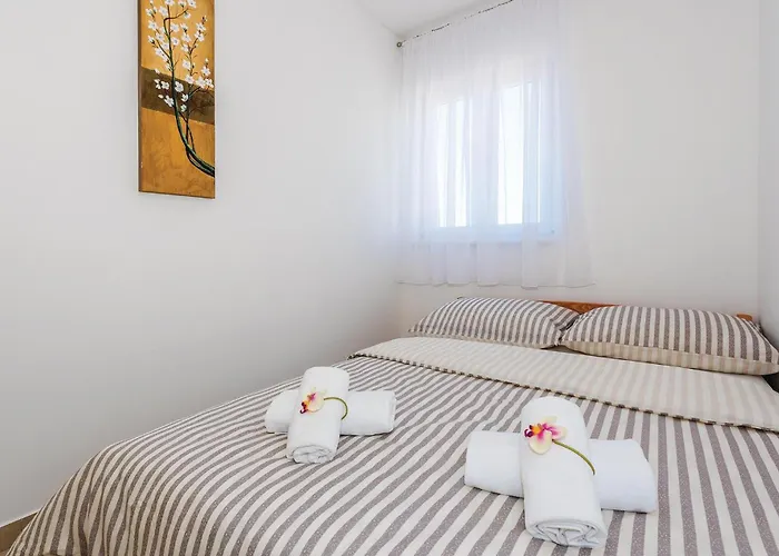 Six-Bedroom Holiday Home In Rogoznica *