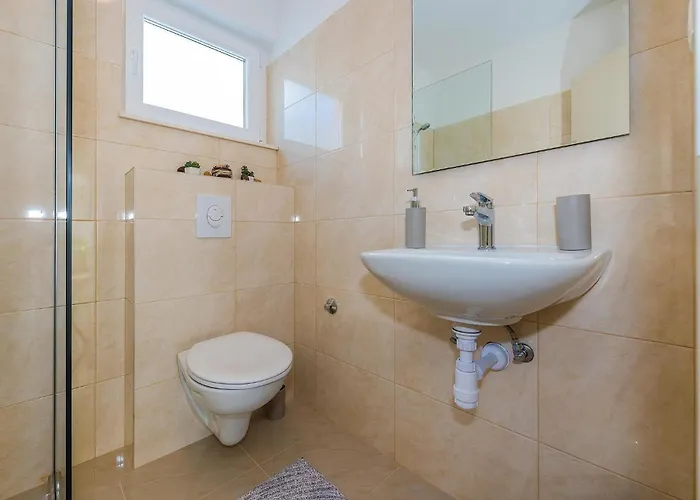 Six-Bedroom Holiday Home In Rogoznica Vikendica