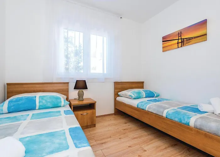 Vikendica Six-Bedroom Holiday Home In Rogoznica *