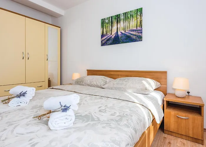 Vikendica Six-Bedroom Holiday Home In Rogoznica *