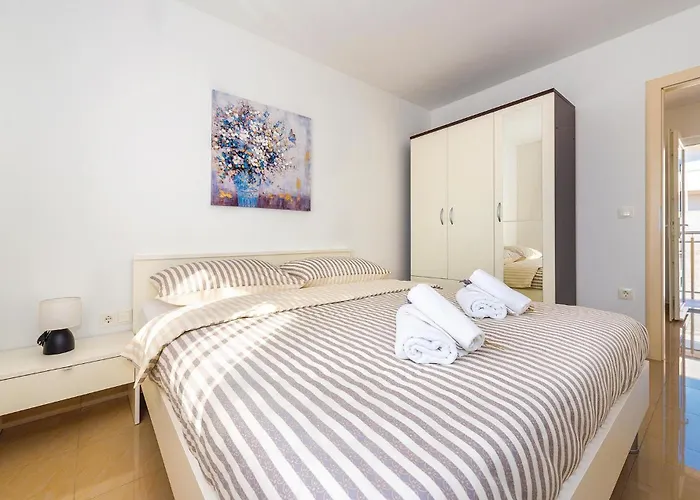 Six-Bedroom Holiday Home In Rogoznica *