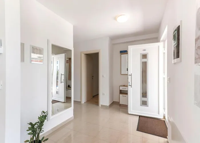 Vikendica Six-Bedroom Holiday Home In Rogoznica