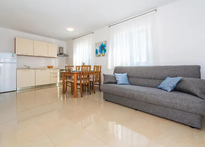 Vikendica Six-Bedroom Holiday Home In Rogoznica *