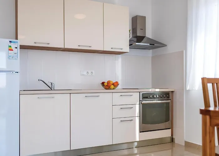 Six-Bedroom Holiday Home In Rogoznica Vikendica *