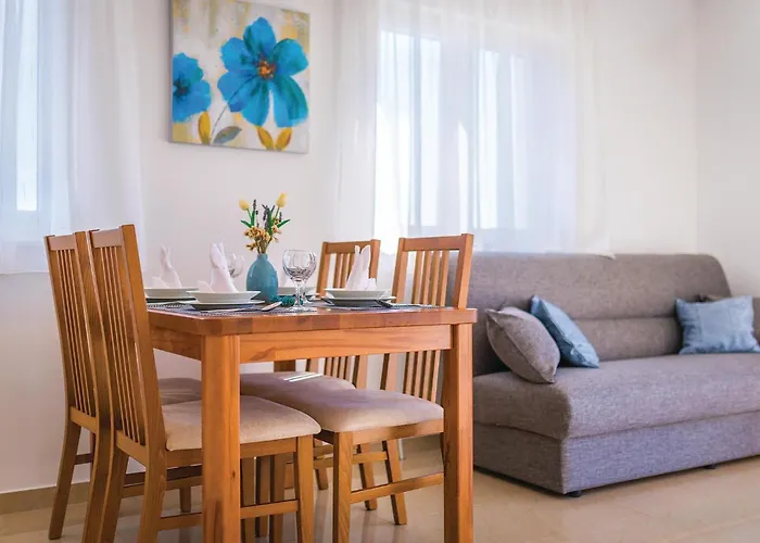 Vikendica Six-Bedroom Holiday Home In Rogoznica *