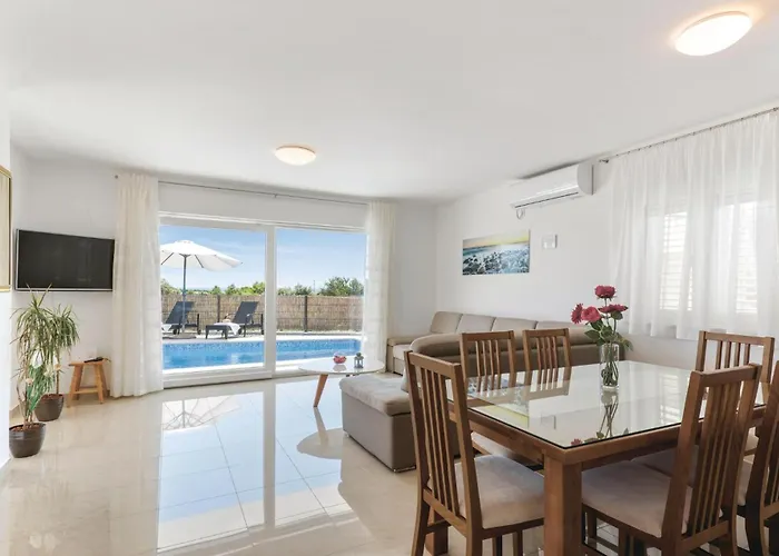 Vikendica Six-Bedroom Holiday Home In Rogoznica Rogoznica (Sibenik-Knin)