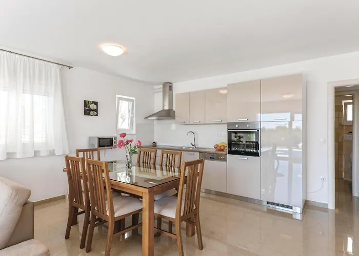 Vikendica Six-Bedroom Holiday Home In Rogoznica *