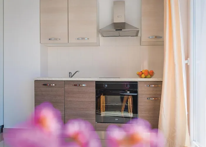 Vikendica Six-Bedroom Holiday Home In Rogoznica Rogoznica (Sibenik-Knin)