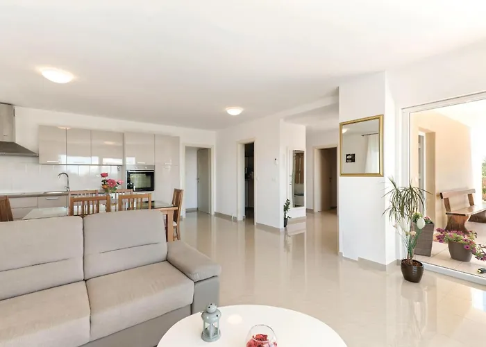 Vikendica Six-Bedroom Holiday Home In Rogoznica