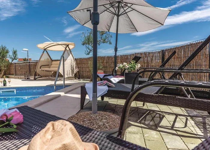 Six-Bedroom Holiday Home In Rogoznica Vikendica *