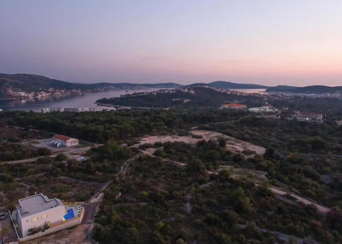 Six-Bedroom Holiday Home In Rogoznica *