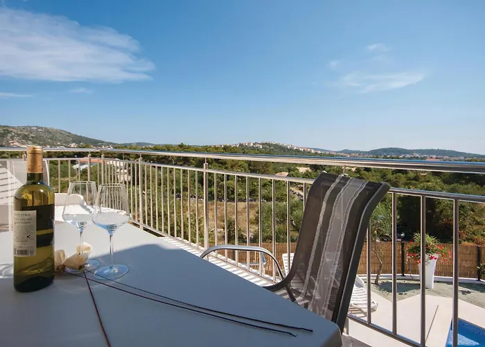 Vikendica Six-Bedroom Holiday Home In Rogoznica *