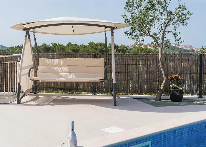 Vikendica Six-Bedroom Holiday Home In Rogoznica Rogoznica (Sibenik-Knin)