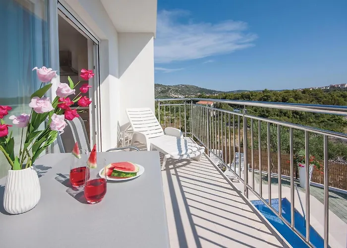 Six-Bedroom Holiday Home In Rogoznica Vikendica