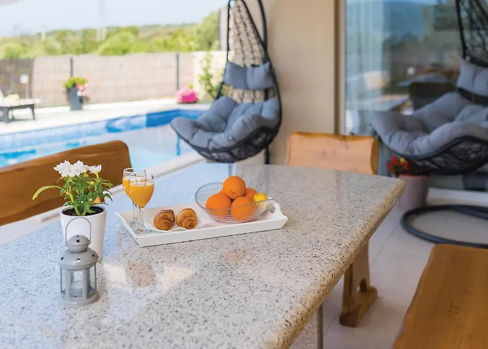 Six-Bedroom Holiday Home In Rogoznica *