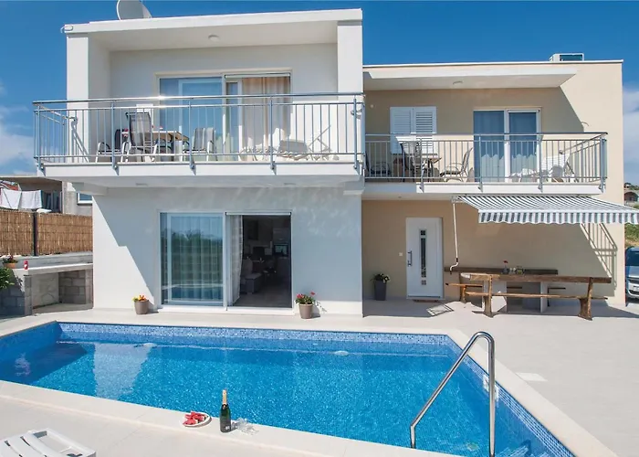 Six-Bedroom Holiday Home In Rogoznica * Rogoznica (Sibenik-Knin)