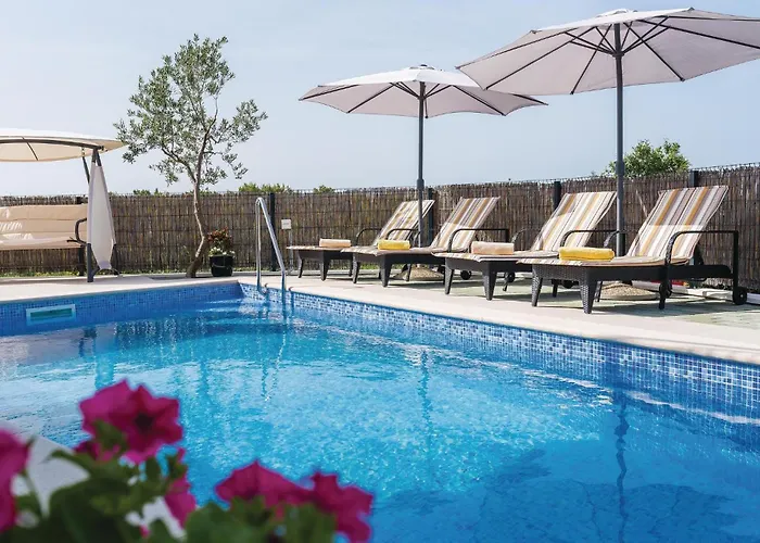 Vikendica Six-Bedroom Holiday Home In Rogoznica